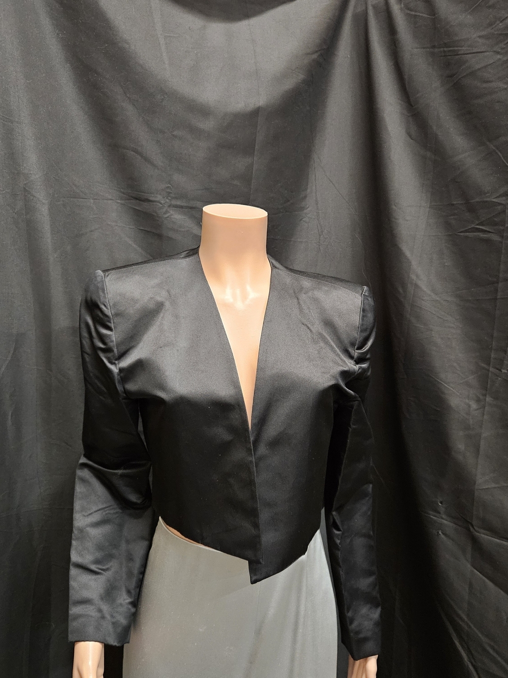 A125 Vintage Gloria Sachs Black Cropped Satin Jacket Size 8